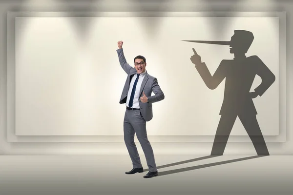 Concepto de hombre de negocios mentiroso con su sombra — Foto de Stock