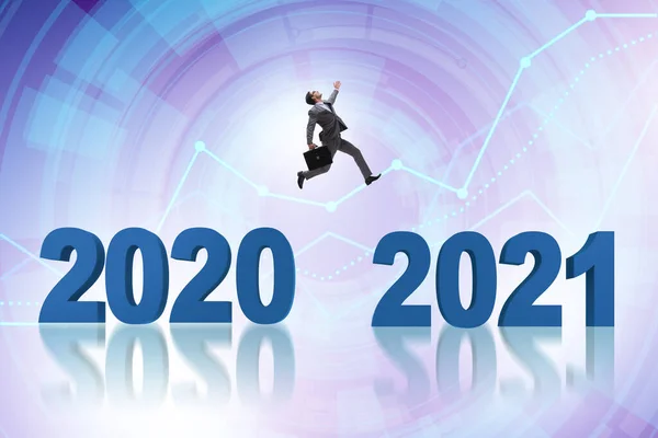 Affärsman hoppar från år 2020 till 2021 — Stockfoto