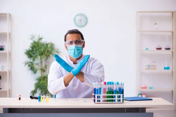 Jonge mannelijke chemicus werkzaam in het lab — Stockfoto