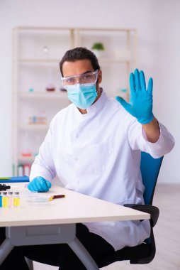 Laboratuvarda çalışan genç bir kimyager.