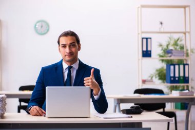 Ofiste çalışan genç bir erkek.