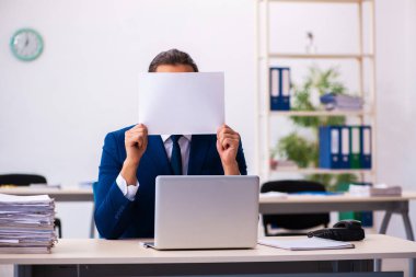 Ofiste çalışan genç bir erkek.