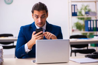 Ofiste çalışan genç bir erkek.