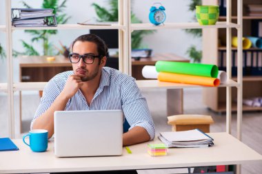 Ofiste çalışan genç bir erkek.