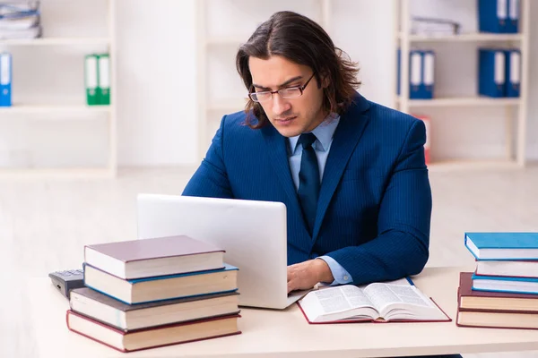 Jovem empresário estudante estudando no local de trabalho — Fotografia de Stock