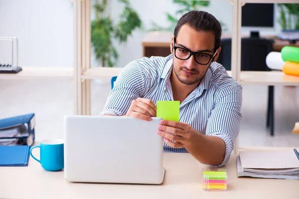 Giovane dipendente maschile che lavora in ufficio — Foto Stock