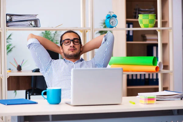 Jeune employé masculin travaillant au bureau — Photo