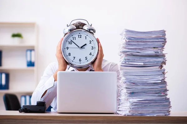 Jonge mannelijke werknemer ongelukkig met overmatig werk in de tijd beheersme — Stockfoto