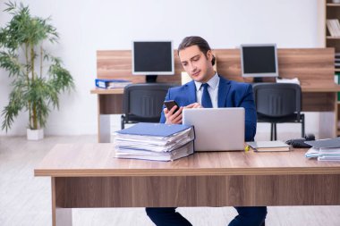 Genç bir erkek işçi aşırı işten memnun değil.