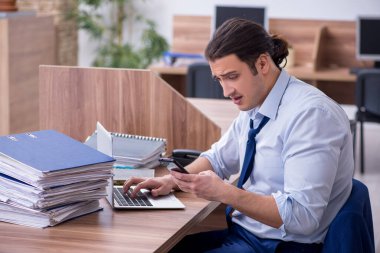 Genç bir erkek işçi aşırı işten memnun değil.