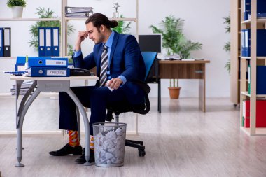 Genç işadamı bir sürü pape ile yeni fikirleri reddediyor.