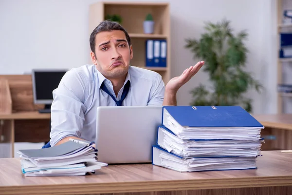 Junge männliche Mitarbeiter unzufrieden mit exzessiver Arbeit — Stockfoto