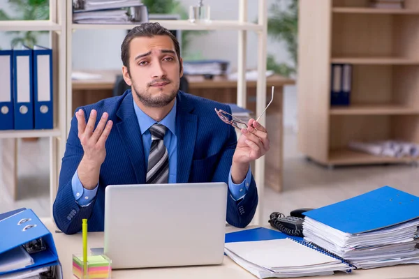 Jonge zakenman werknemer ontevreden met overmatig werk — Stockfoto