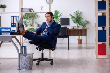 Genç işadamı bir sürü pape ile yeni fikirleri reddediyor.