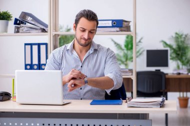 Aç erkek çalışan zaman yönetimi konseptinde yemek bekliyor.