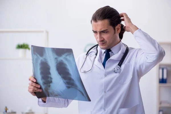 Ung manlig röntgenläkare som arbetar på kliniken — Stockfoto