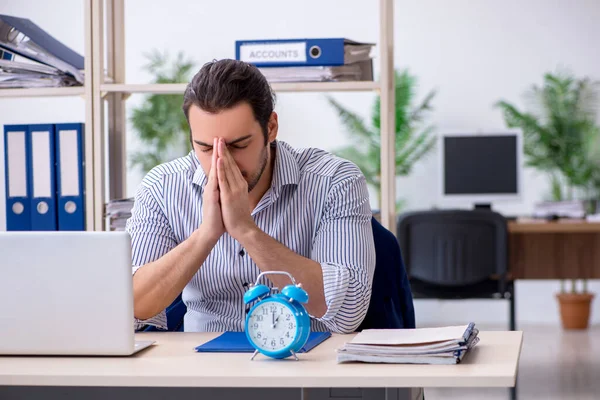 Hungrig manlig anställd väntar på mat i tid management koncept — Stockfoto