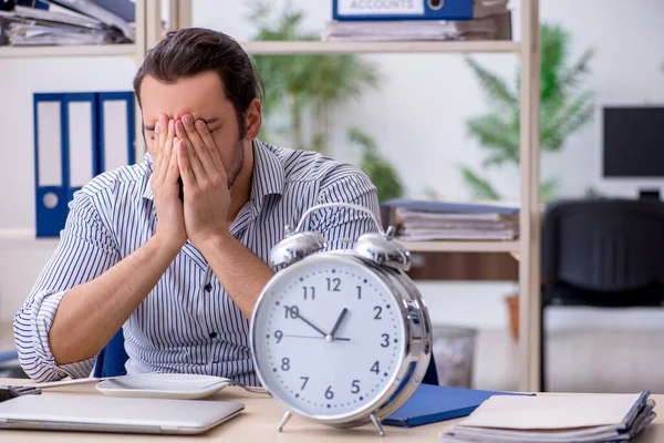 Hungrig manlig anställd väntar på mat i tid management koncept — Stockfoto