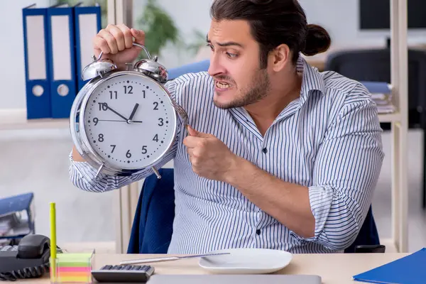 Funcionário masculino faminto esperando por comida no conceito de gerenciamento de tempo — Fotografia de Stock