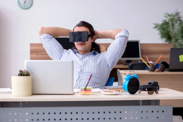 Jeune homme d'affaires salarié travaillant dans le bureau — Photo