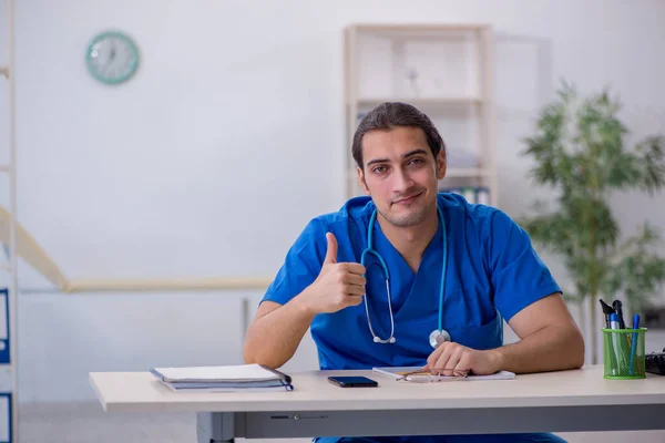 Молодой врач-мужчина работает в клинике — стоковое фото