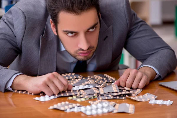 Junge kranke männliche Mitarbeiter leiden am Arbeitsplatz — Stockfoto