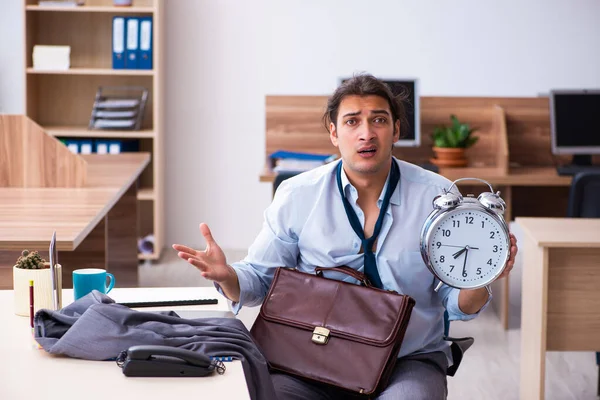 Fiatal férfi alkalmazott késik a munkából. — Stock Fotó