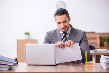 Ofiste çalışan genç bir erkek.