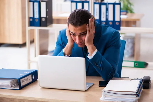 Joven empleado guapo sentado en la oficina —  Fotos de Stock