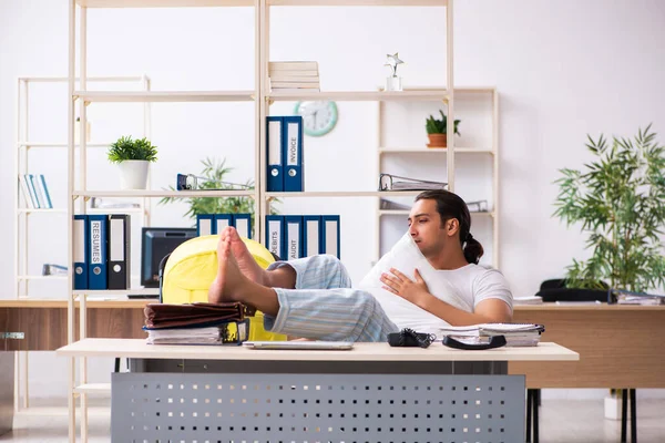 Junge männliche Angestellte kümmert sich um Neugeborenes am Arbeitsplatz — Stockfoto