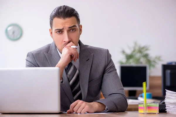 Joven empleado masculino que trabaja en la oficina — Foto de Stock