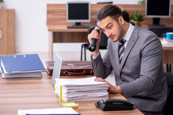 Joven empleado masculino que trabaja en la oficina — Foto de Stock