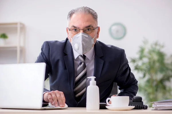 Viejo empleado jefe trabajando durante pandemia —  Fotos de Stock