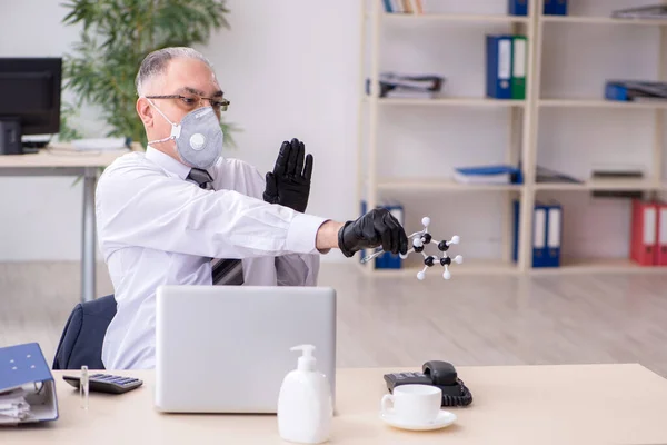 Viejo empleado jefe trabajando durante pandemia —  Fotos de Stock