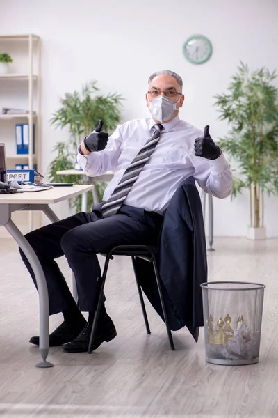 Old male boss employee working during pandemic — Stock Photo, Image