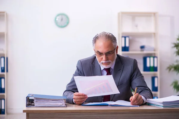 Lavoratore di sesso maschile esperto che lavora in ufficio — Foto Stock