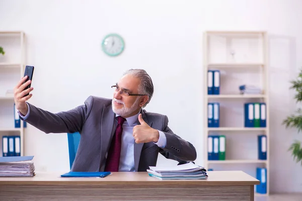 Employé masculin expérimenté travaillant dans le bureau — Photo