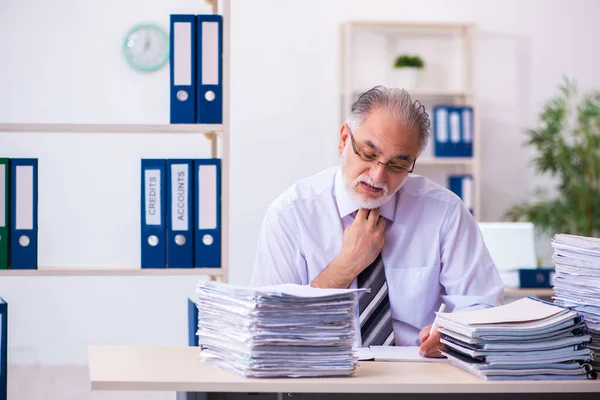 Velho funcionário masculino infeliz com excesso de trabalho no escritório — Fotografia de Stock