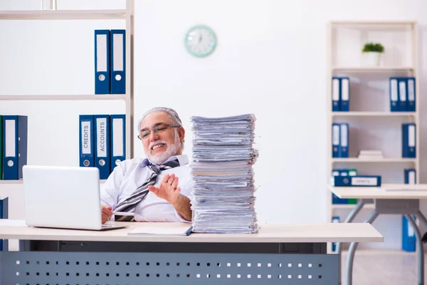 Alte männliche Angestellte unzufrieden mit exzessiver Arbeit im Büro — Stockfoto