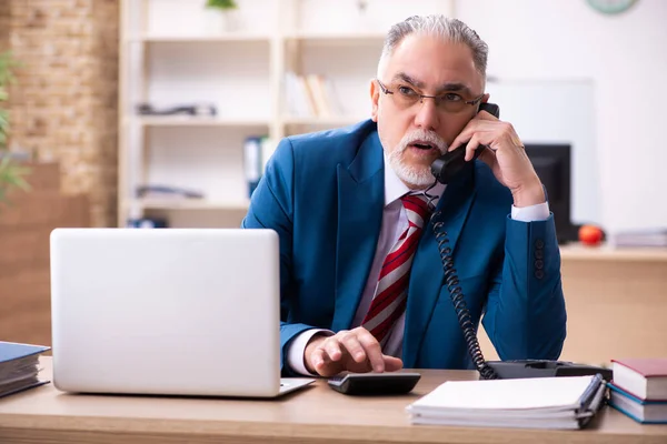 Ancien employé masculin travaillant dans le bureau — Photo