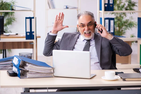 Alt männlich mitarbeiter mit telefon im die büro — Stockfoto