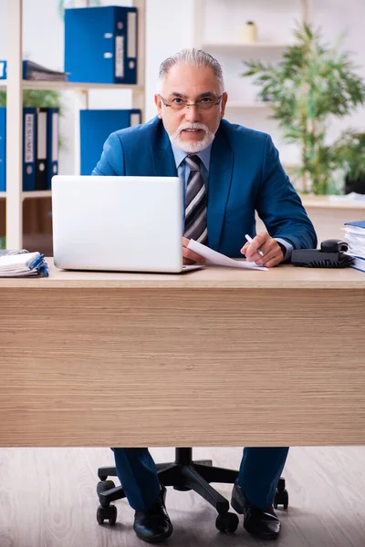 Gammal manlig bokhållare missnöjd med överdrivet arbete på arbetsplatsen — Stockfoto