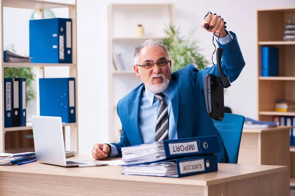 Az idős férfi könyvelő elégedetlen a túlzott munkahelyi munkával — Stock Fotó