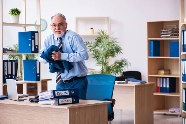 Velho contador masculino infeliz com excesso de trabalho no local de trabalho — Fotografia de Stock