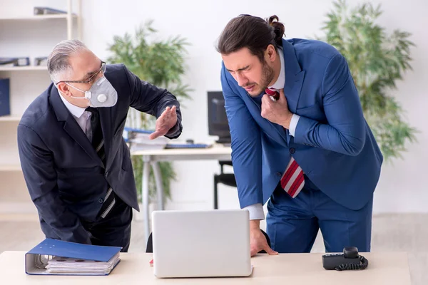 Zwei Mitarbeiter bei Pandemie am Arbeitsplatz — Stockfoto