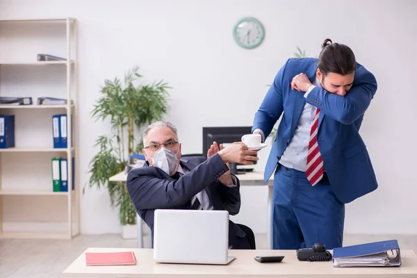 Two employees at workplace during pandemic — Stock Photo, Image