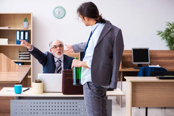 Vecchio capo e dipendente alcolizzato maschile in ufficio — Foto Stock