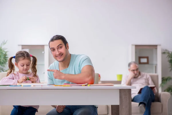 Tre generazioni di famiglia nel concetto di sviluppo precoce — Foto Stock