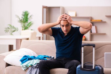 Genç adam eve dönüş yolculuğuna hazırlanıyor.