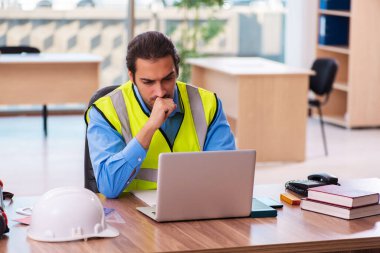 Ofiste çalışan genç erkek mimar.